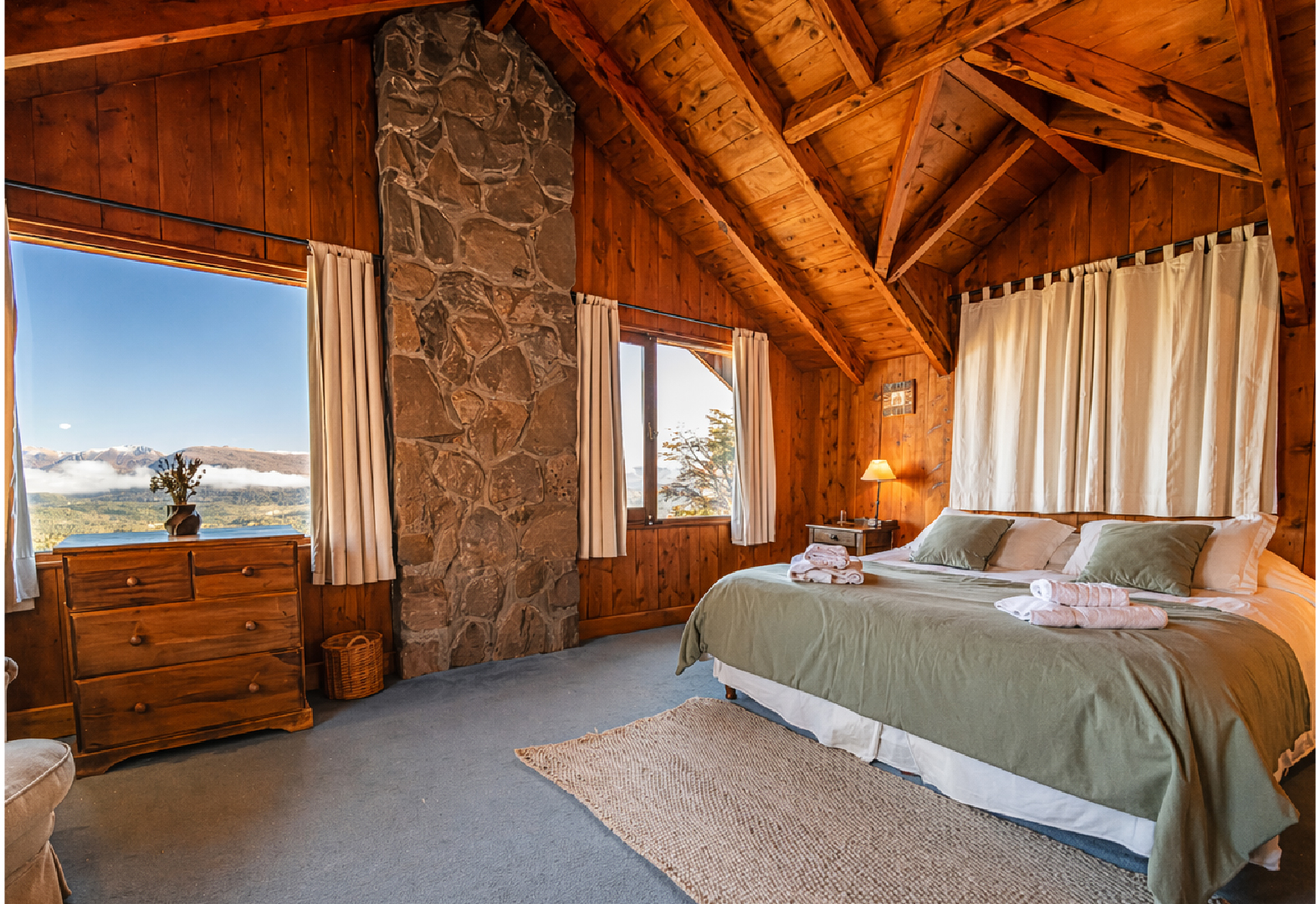 Suite cuádruple con cama principal y vista a la montaña