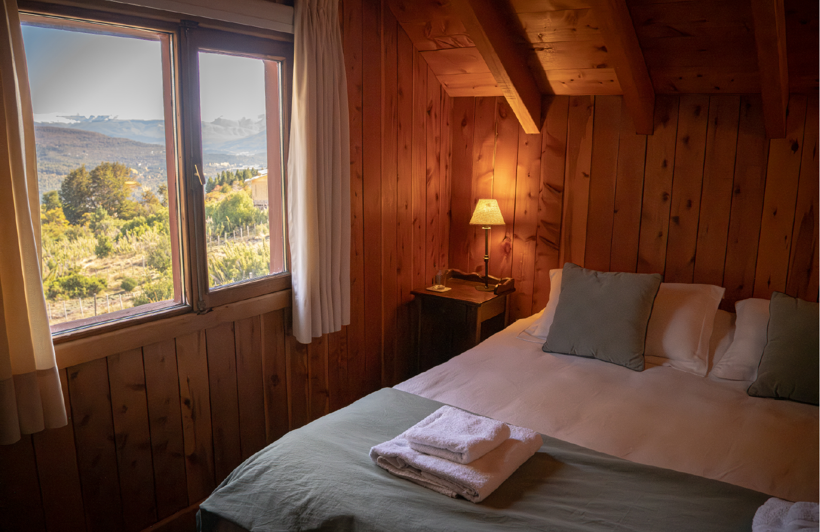 Habitación principal de la suite cuádruple con ventana y vista