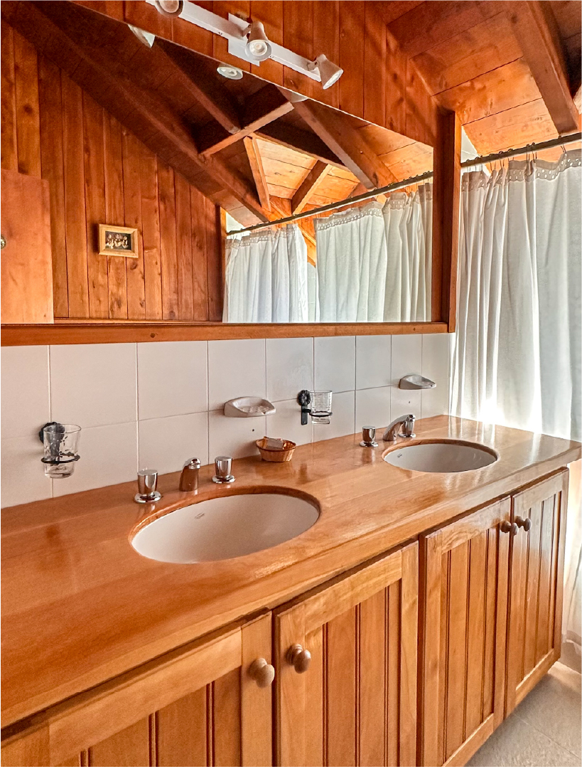 Baño de la suite cuádruple con doble bacha