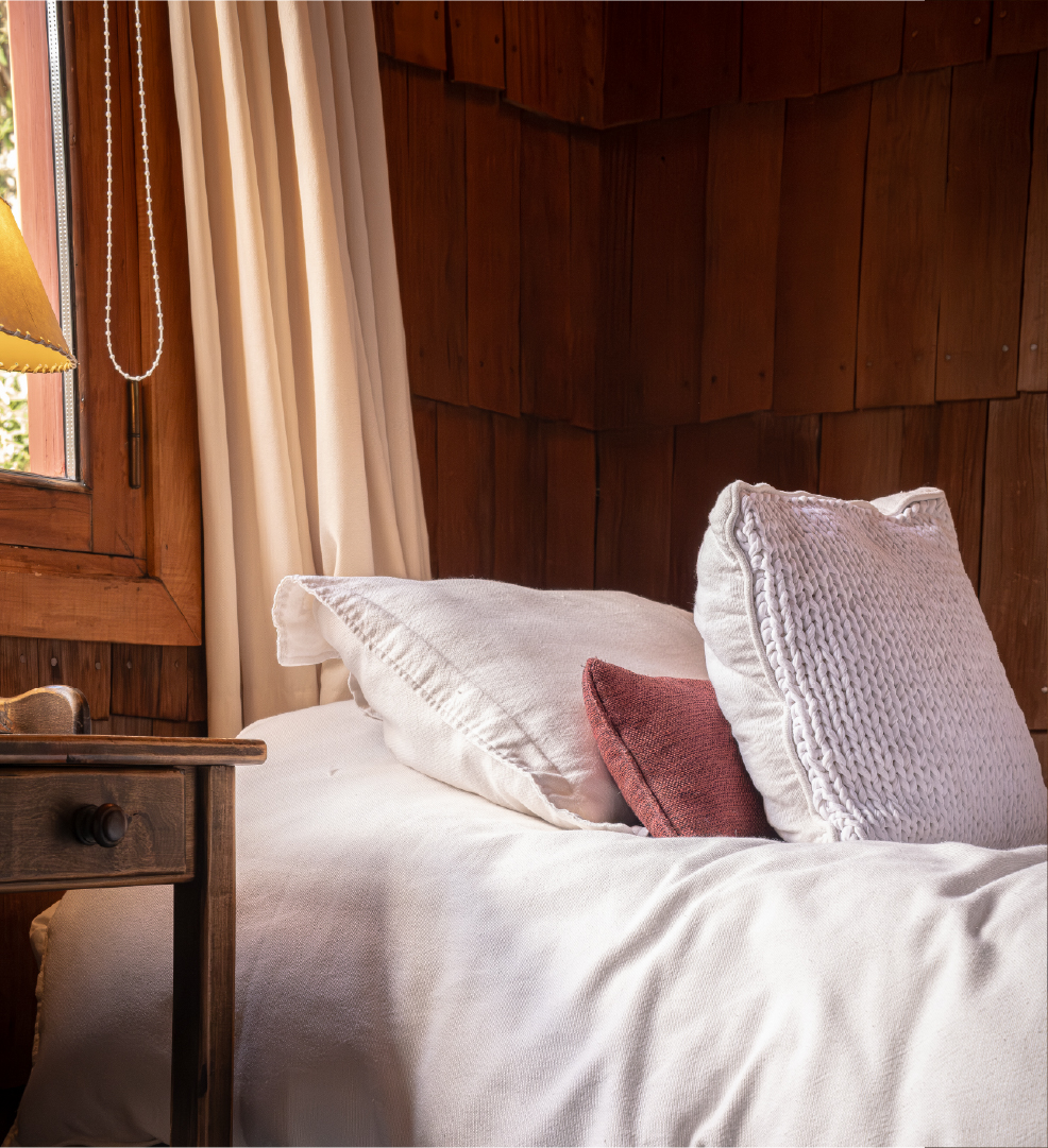 Detalle de la cama y textiles de la habitación doble