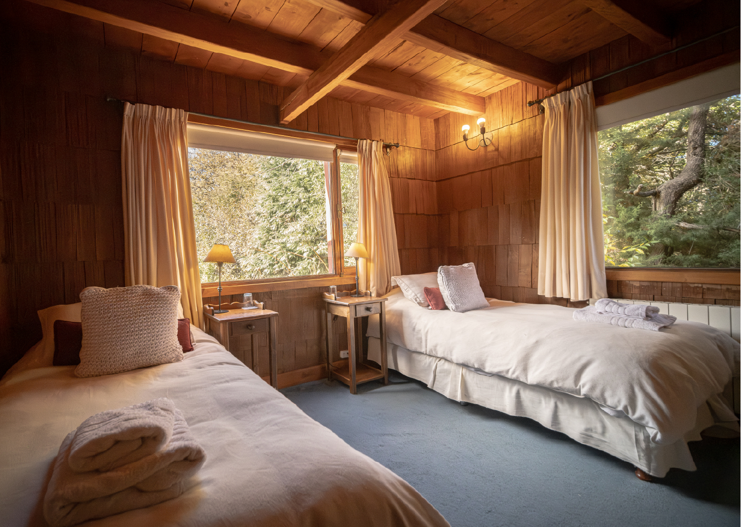 Habitación doble con camas y luz cálida de montaña